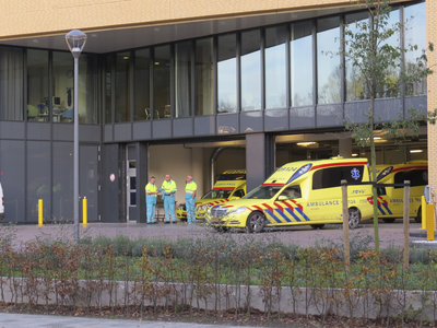906663 Gezicht op de ingang voor ambulances in de nieuwbouw van het Diakonessenhuis (Bosboomstraat 1) te Utrecht, aan ...